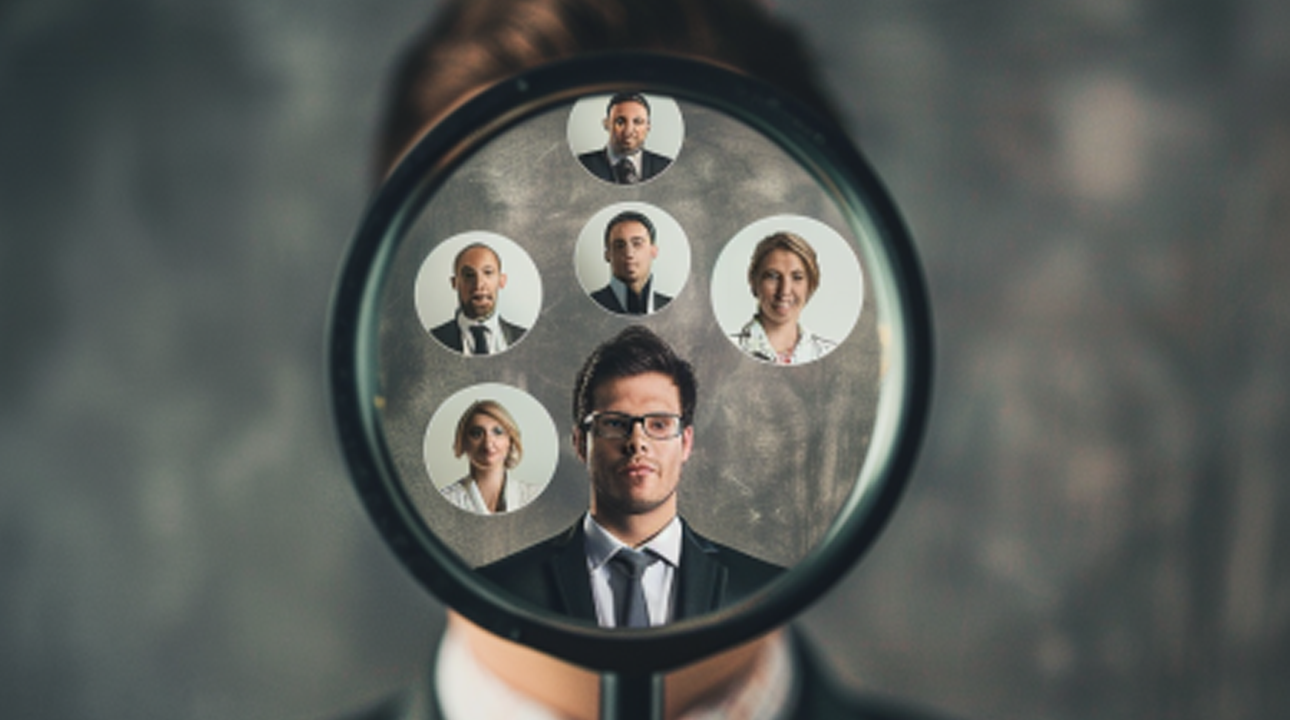 Personas dentro de un círculo con lupa para representar un buyer persona.